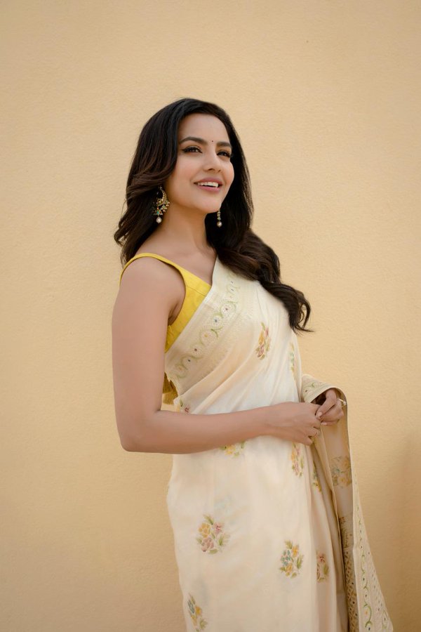 Priya Annath Xxx Video - Priya Anand Hot Photo Shoot Pictures â€“ August 2020 â€“ Newsbuzzer India